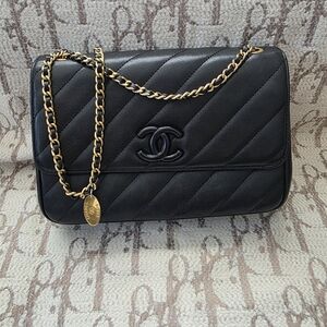 CHANEL Black Leather Shoulder Bag with Gold Chain